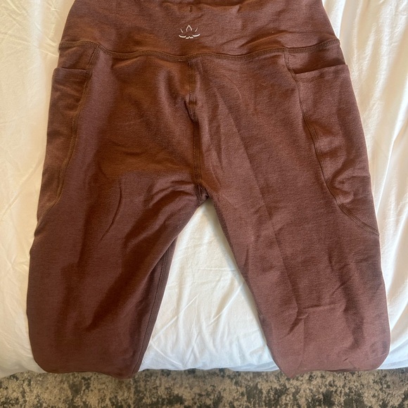 Beyond Yoga Brown Yoga Pants with pockets - Picture 2 of 2